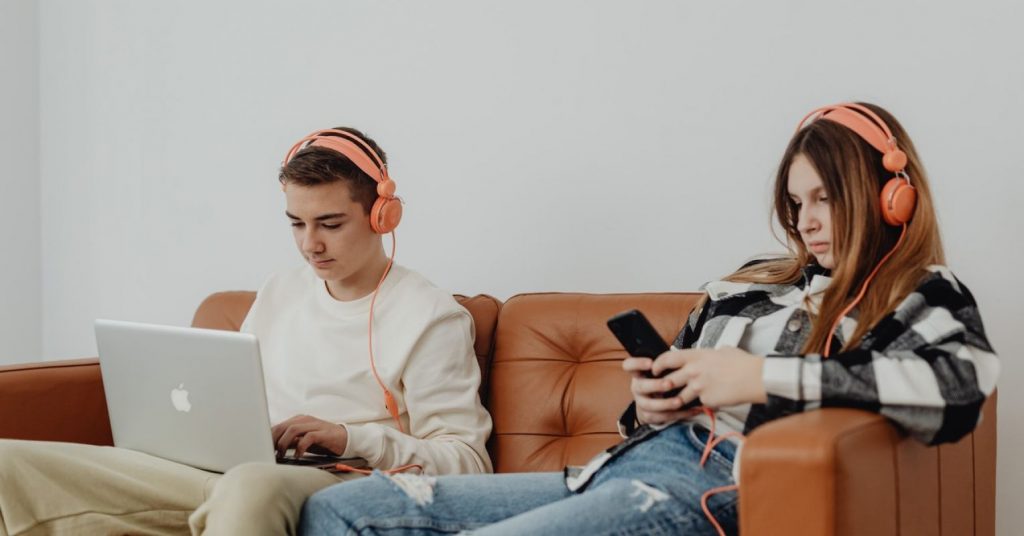 7 Ways Electronic Devices Parasitize Teenagers' Brains